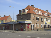 908640 Gezicht op het winkelhoekpand Ondiep 144 te Utrecht, met op de voorgrond de Laan van Chartroise.N.B. bouwjaar: ...